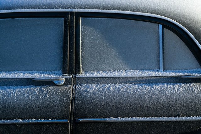 How to de-ice your car without damaging it