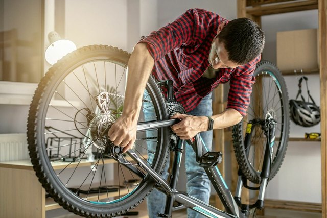 How to change a bicycle tyre