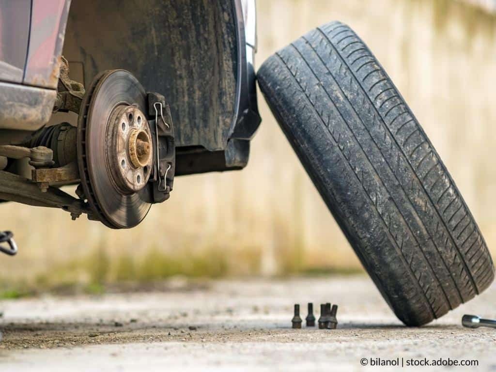 Loosen the wheel nuts