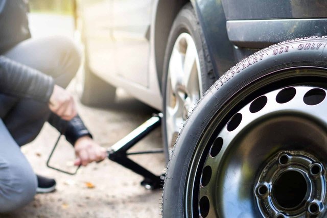How to change a car wheel at the roadside