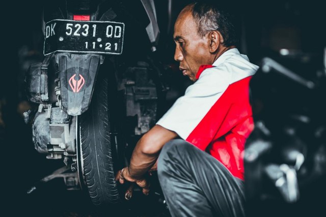 How to change a motorcycle tyre