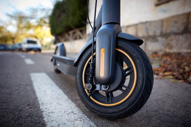 How to change an electric scooter tyre