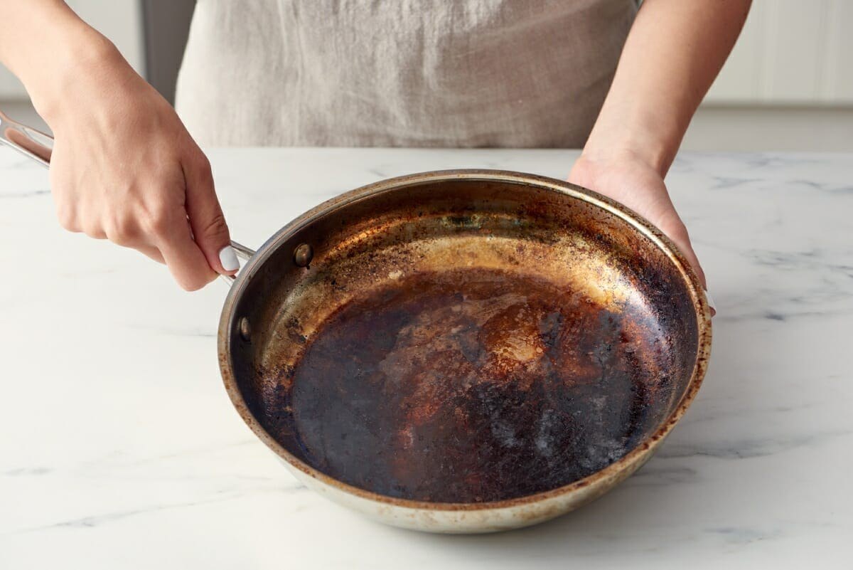 How to clean a burnt pan