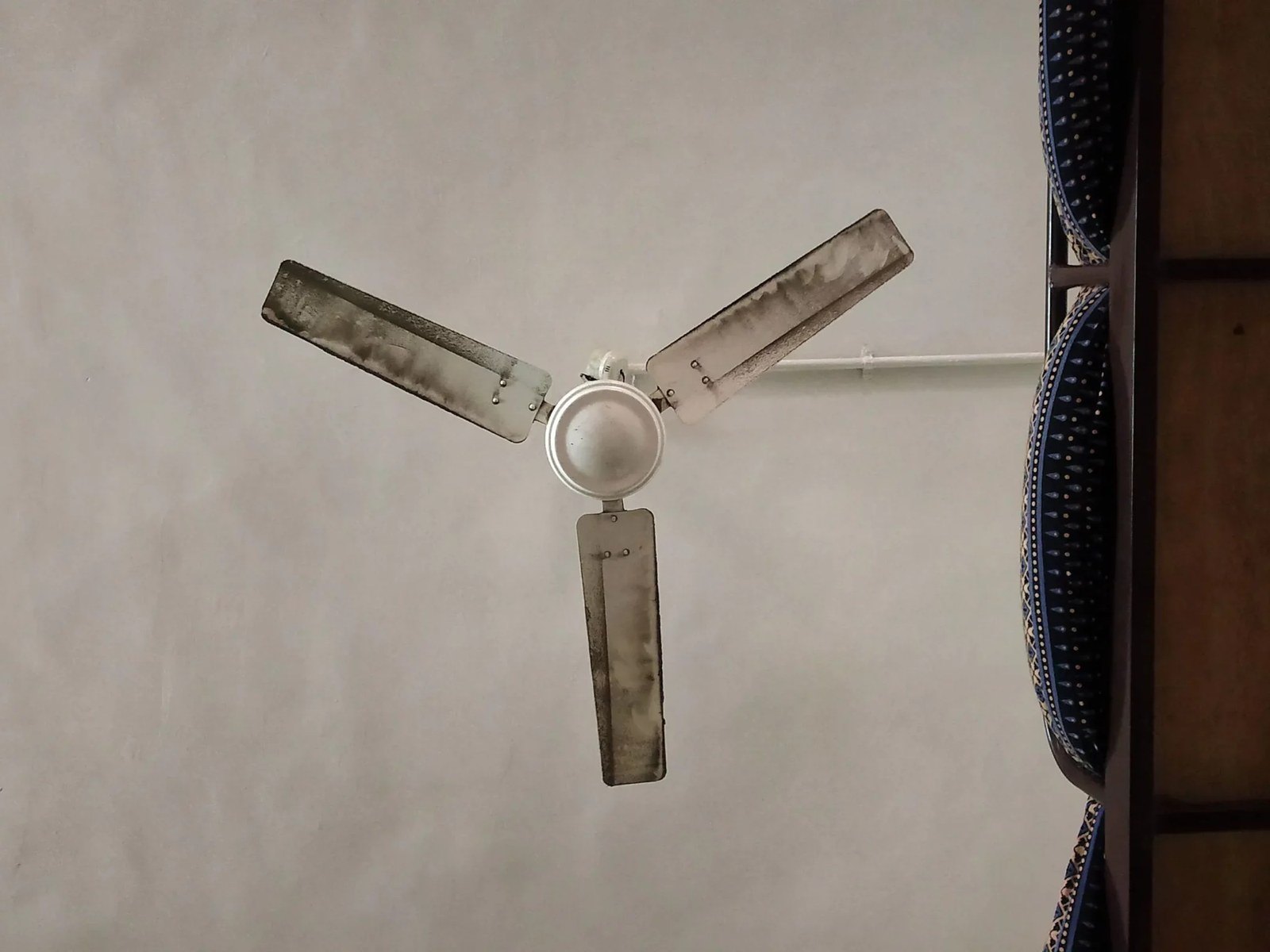 How to clean dust off a ceiling fan
