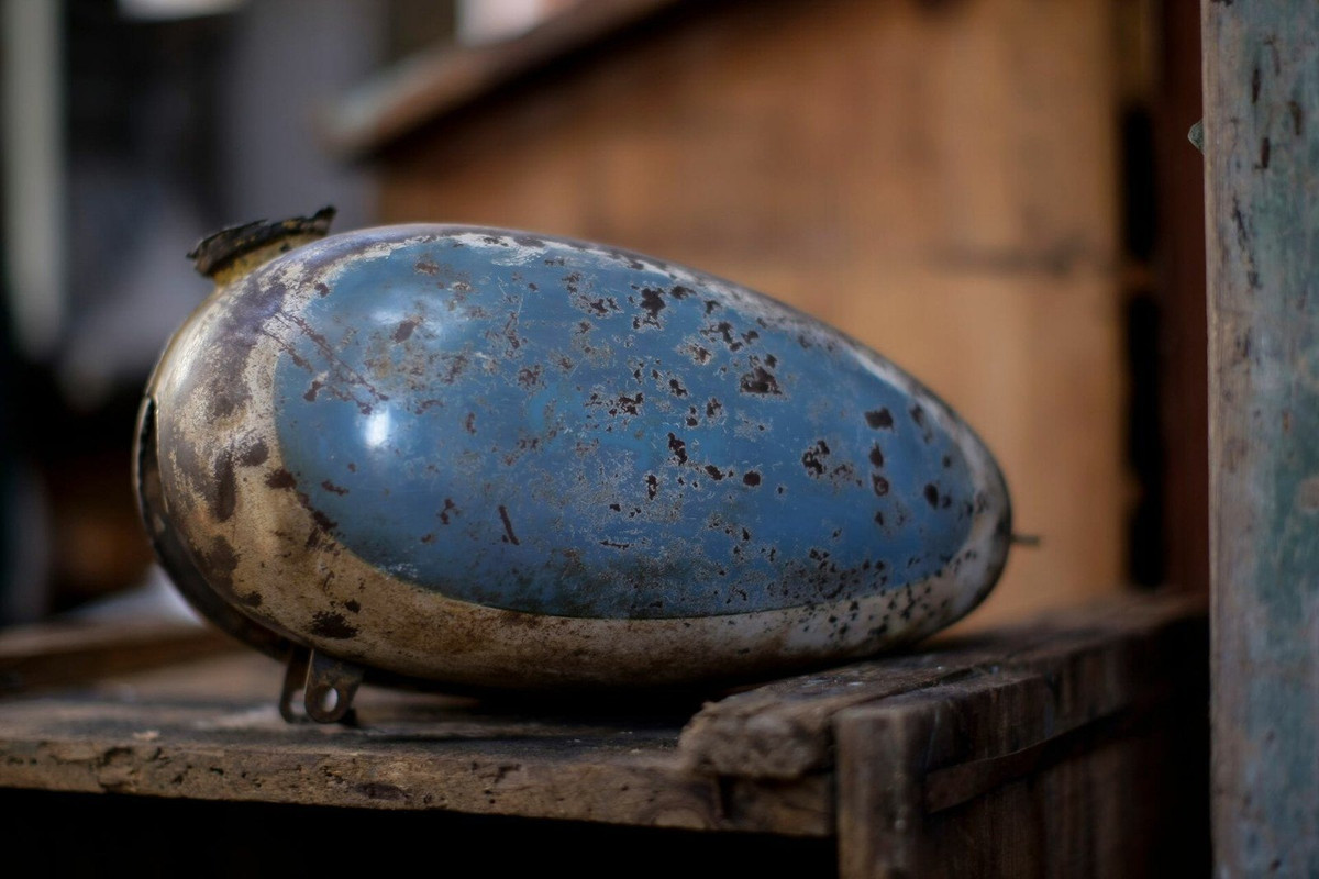 How to clean a motorcycle fuel tank and remove rust