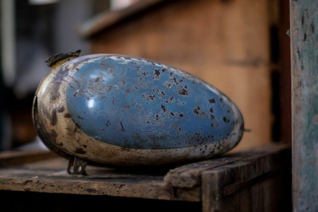 How to clean a motorcycle fuel tank and remove rust
