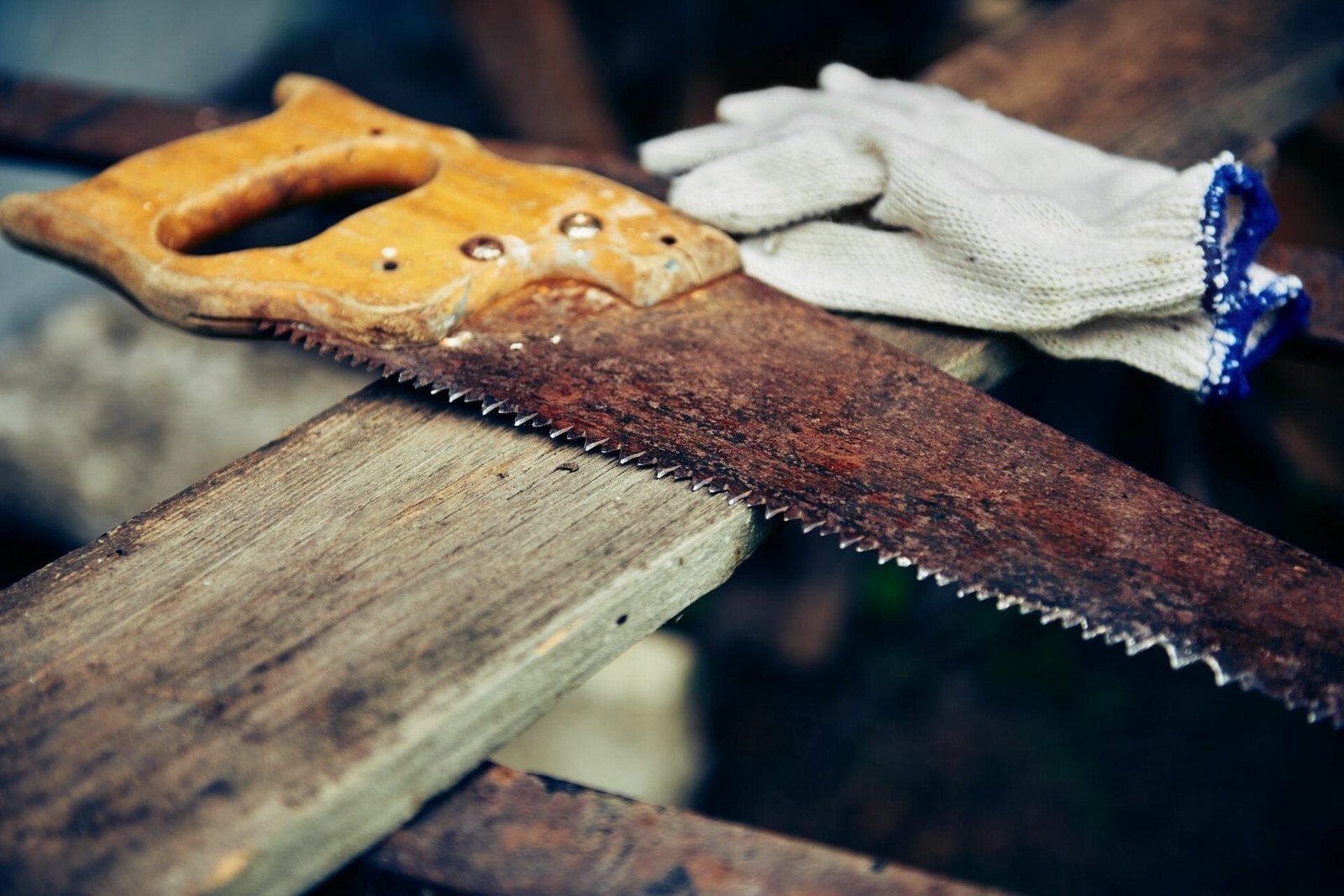How to clean a rusty saw blade