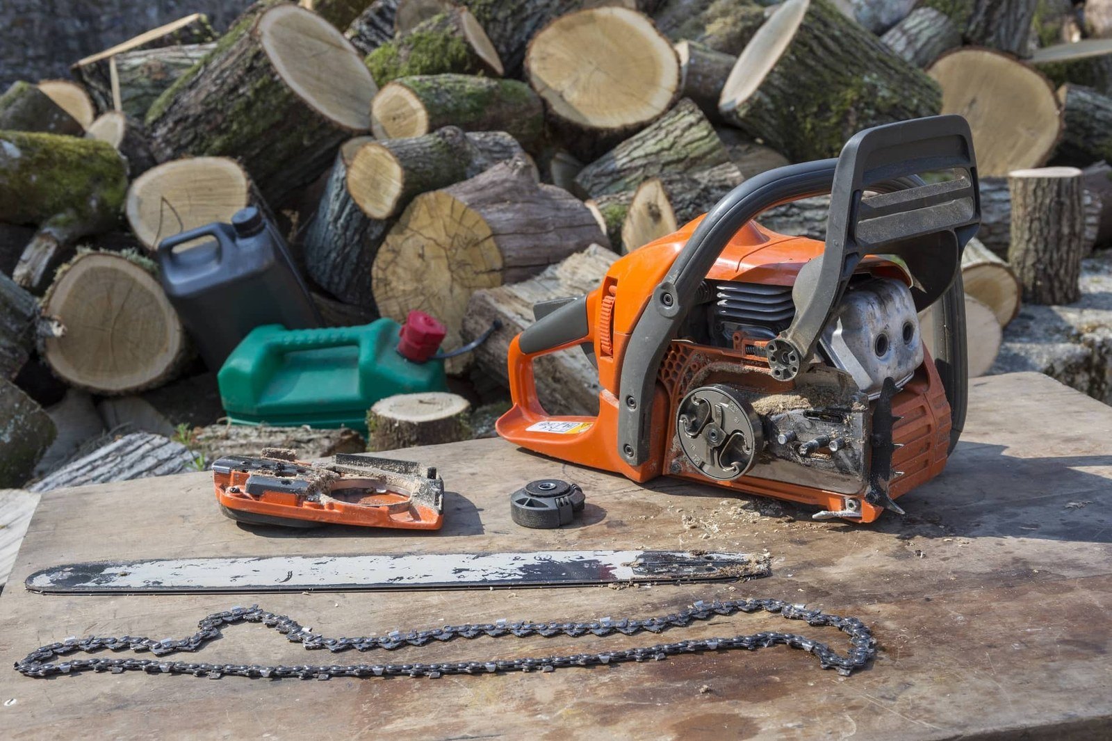 How to Clean and Lubricate a Chainsaw Chain