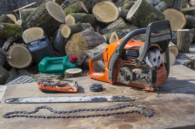 How to Clean and Lubricate a Chainsaw Chain