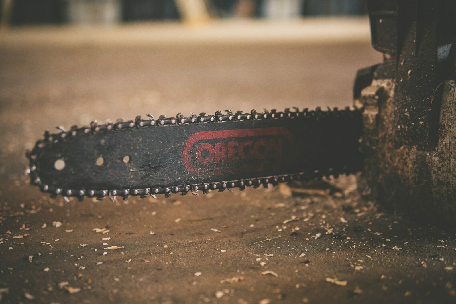 How to clean and maintain a chainsaw