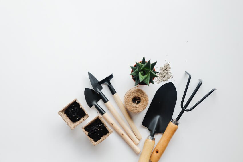 How to clean and protect tools after summer