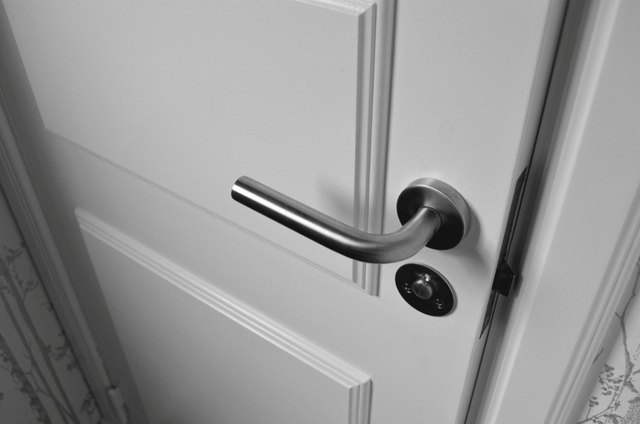 How to clean door handles and lubricate them