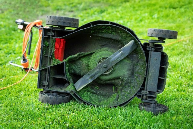 How to clean lawn mower blades