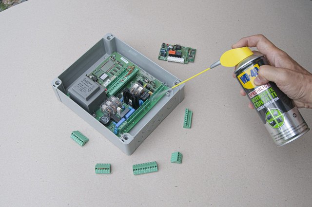 How to clean a printed circuit board