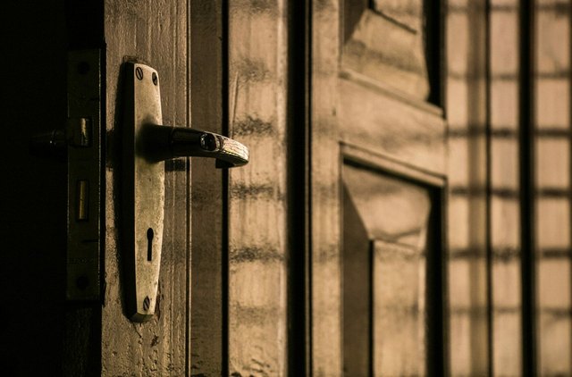 How to Fix and Maintain a Door Handle