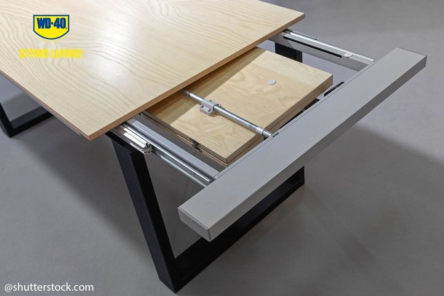 How to free the slides of an extending table