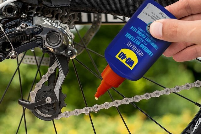 How to lubricate a bike chain in wet weather