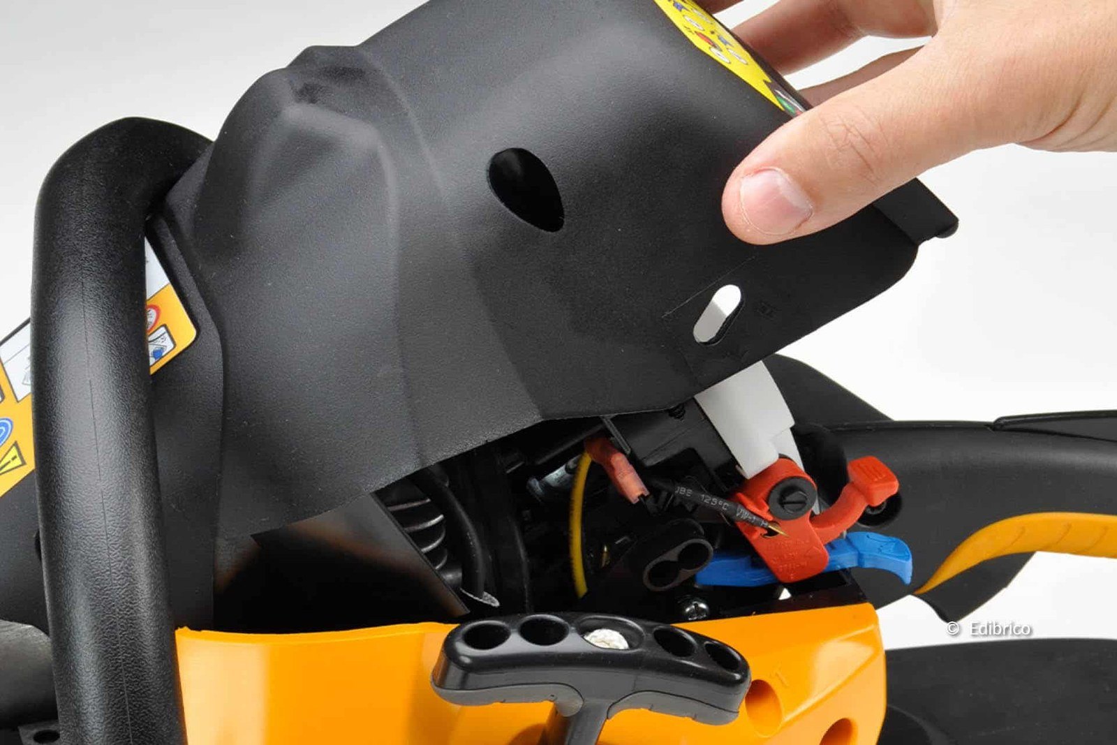 How to Maintain a Chainsaw Cylinder