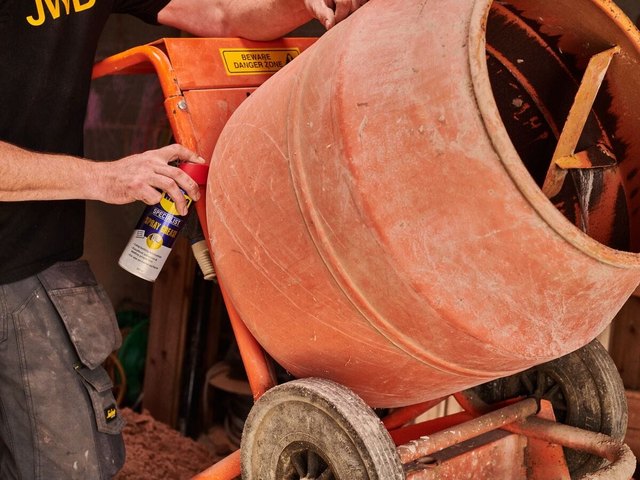 How to maintain a concrete mixer
