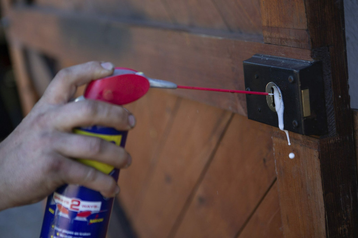 How to maintain a gate lock