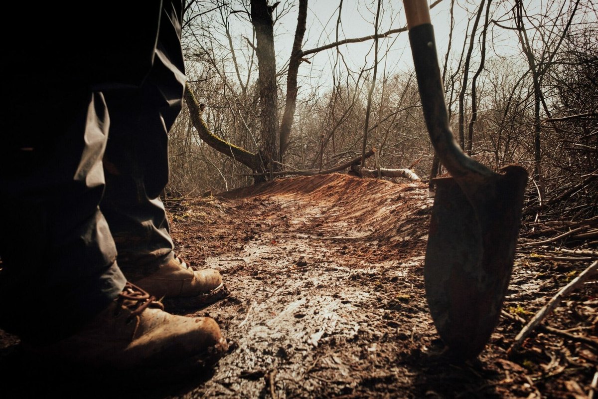 Wash the soil off the blade