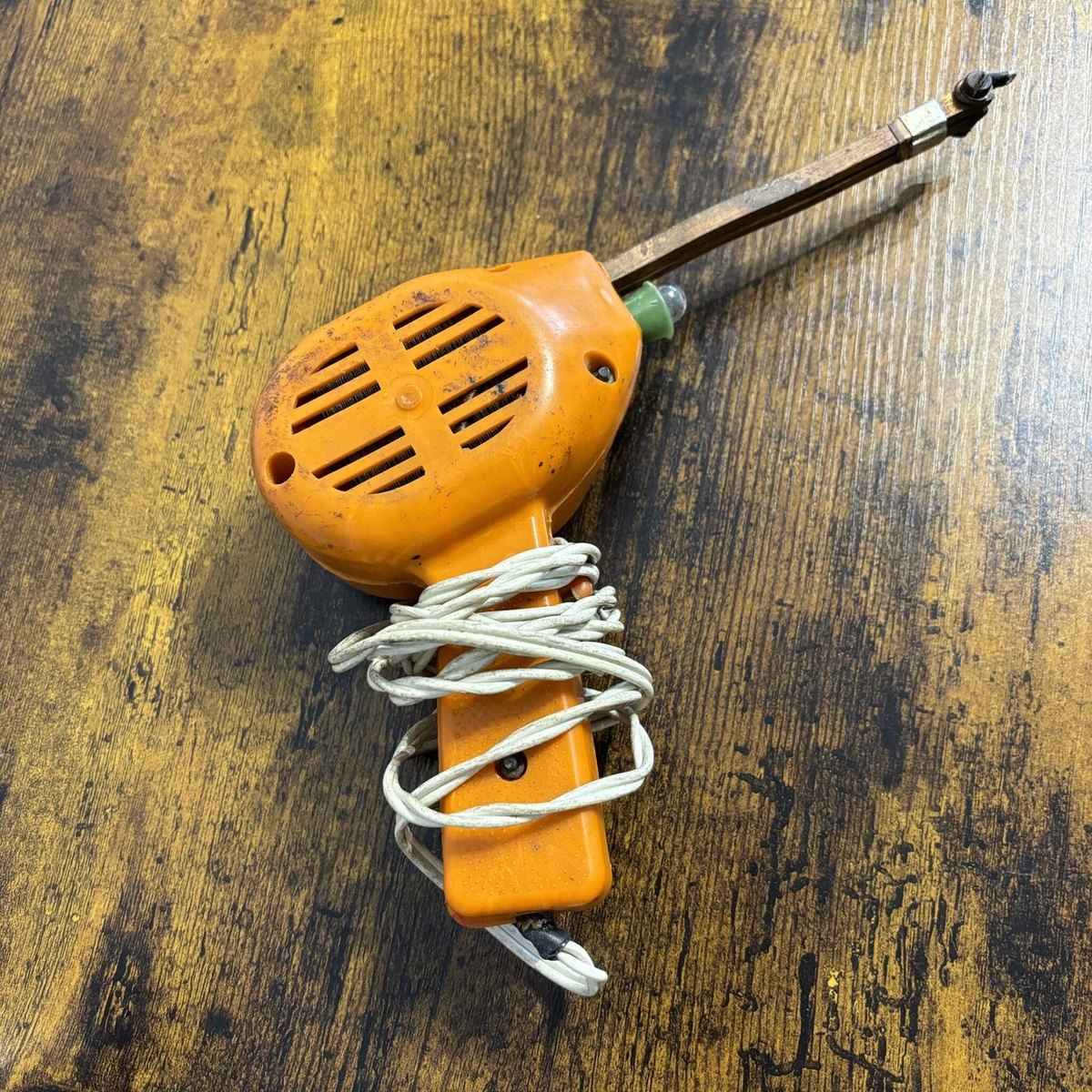Free a tip held by a screw