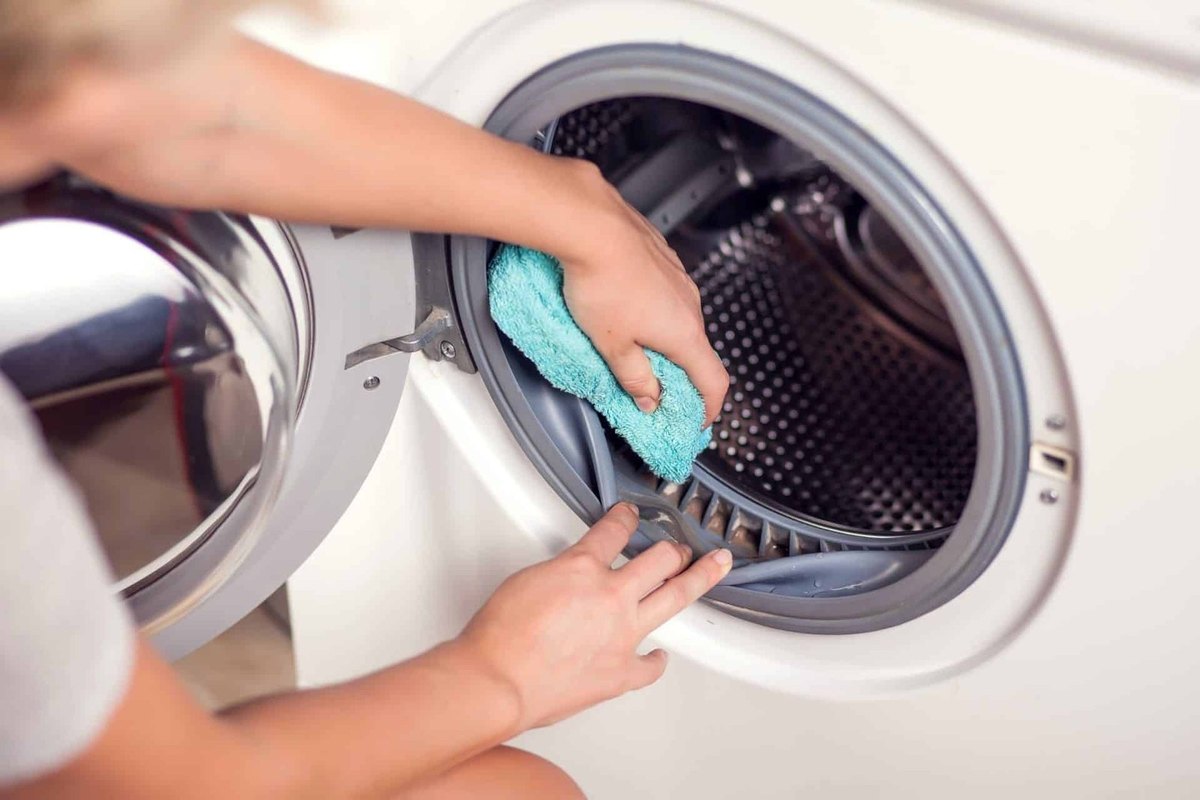 Wash the detergent drawer