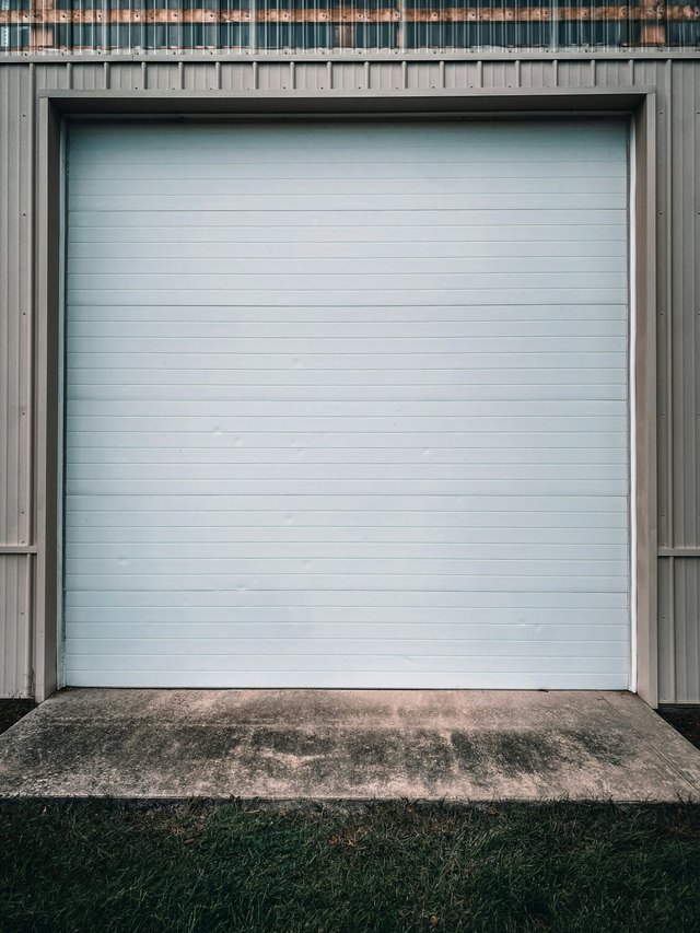 How to Maintain and Lubricate a Garage Door