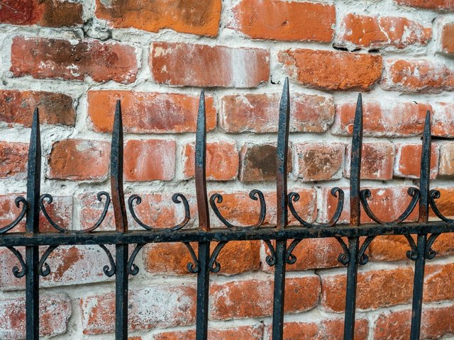 How to protect iron gates from rust