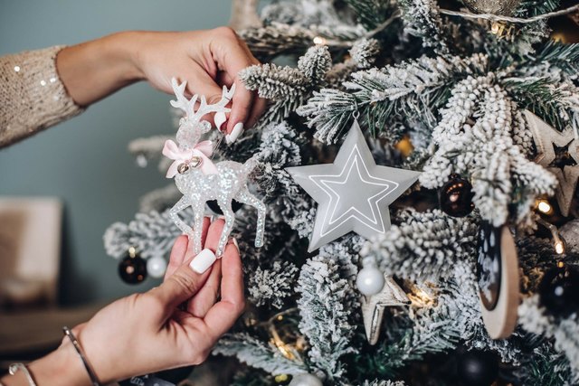 How to remove artificial snow after Christmas