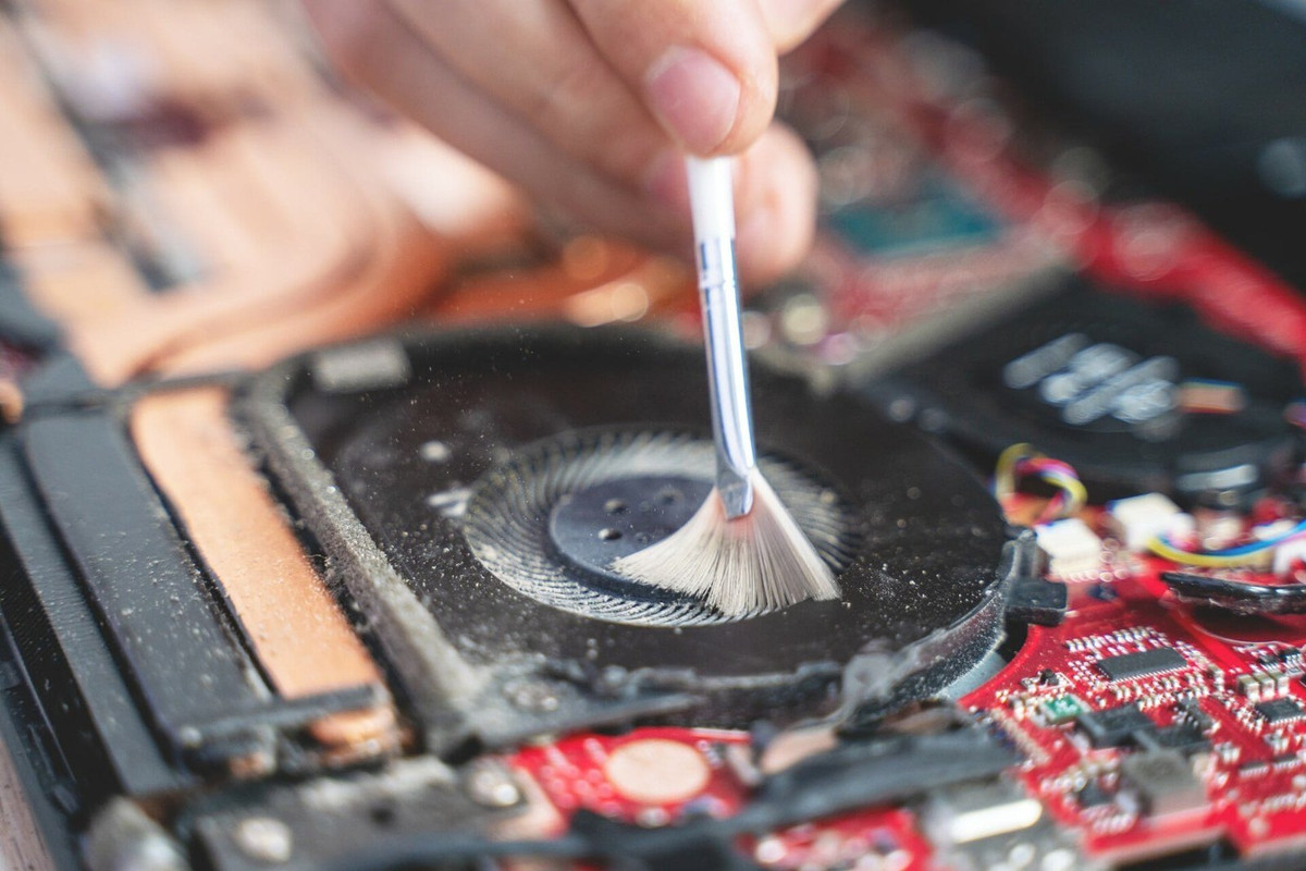 How to remove dust from electronic devices