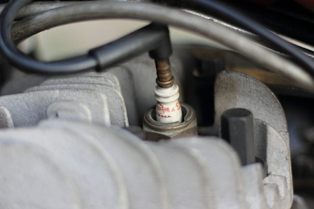 How to remove moisture from spark plugs