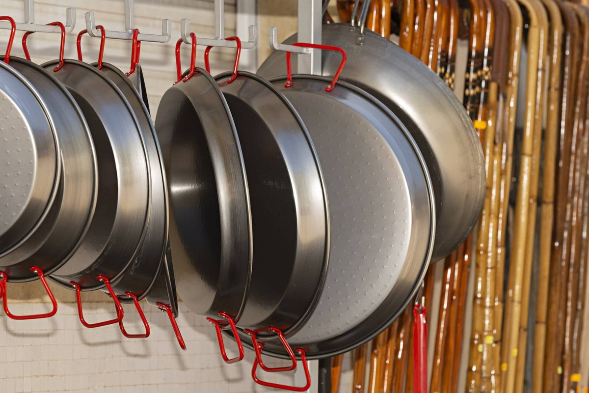 How to remove rust from a paella pan