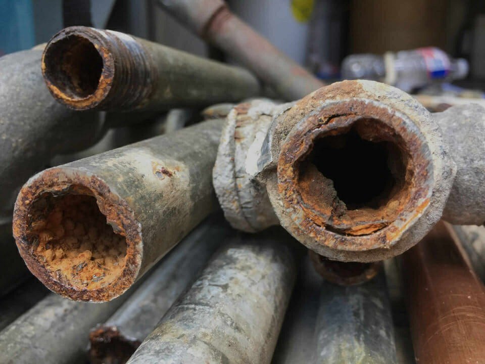 How to remove rust from metal pipes