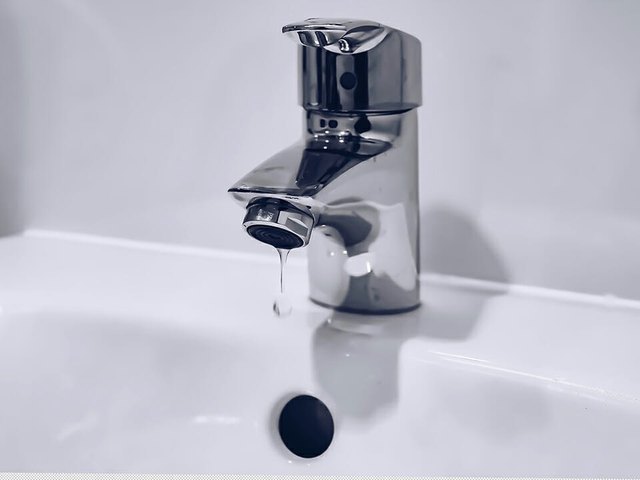 How to remove and replace a broken tap or mixer