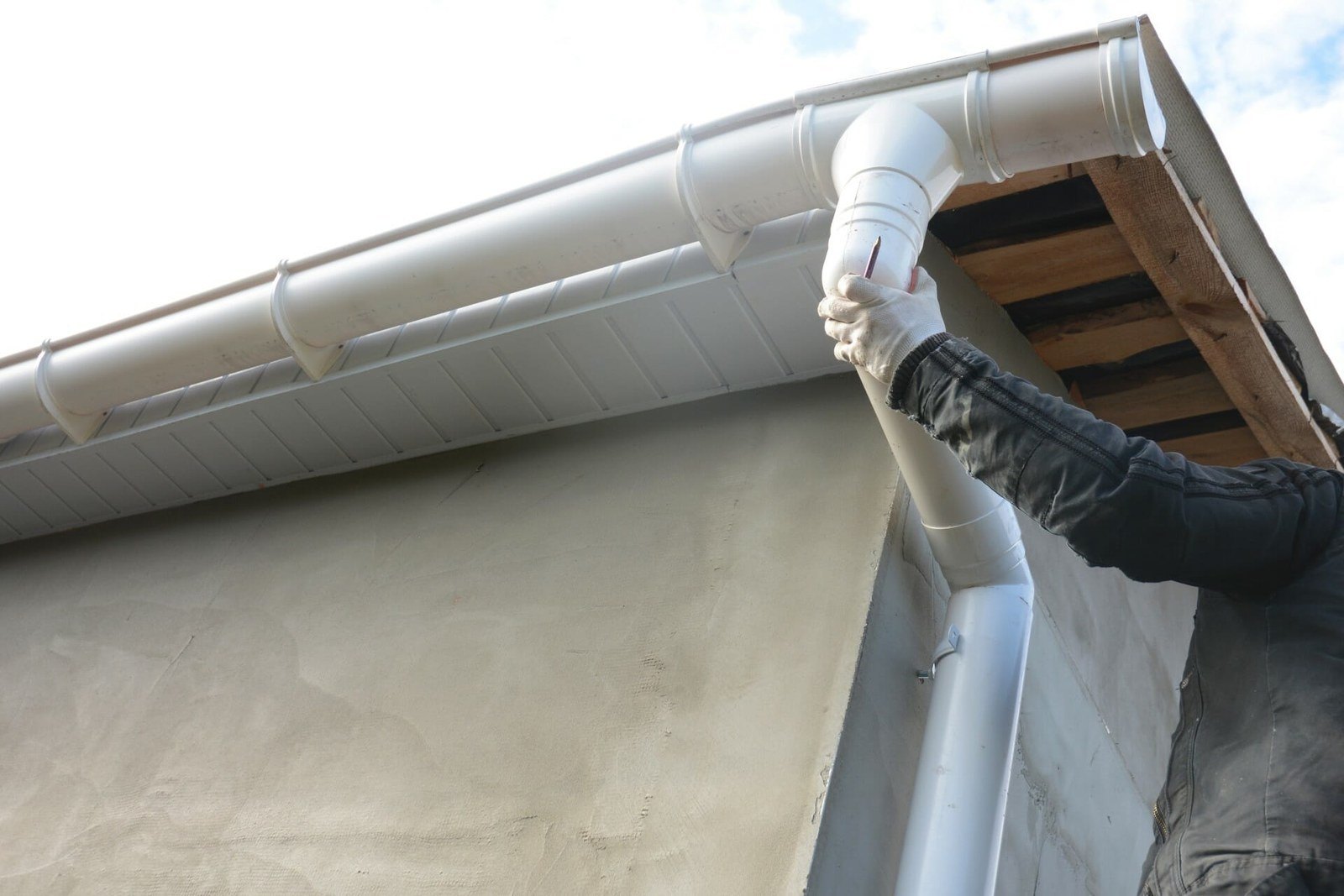 How to repair a leaking gutter