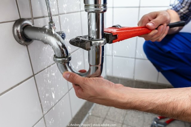 How to repair a leaking water pipe