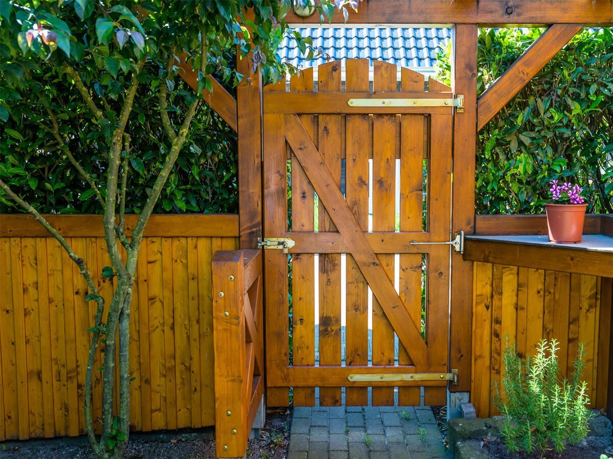Remove rust from hinges and metalwork