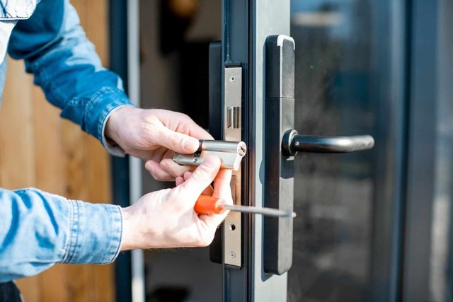 How to replace a door lock cylinder