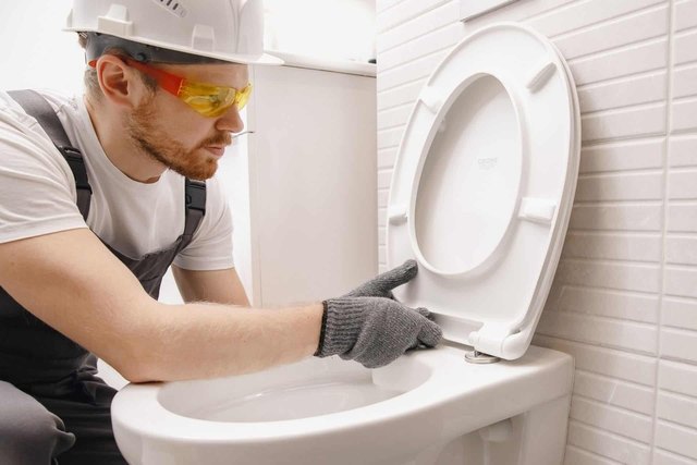 How to replace a toilet seat