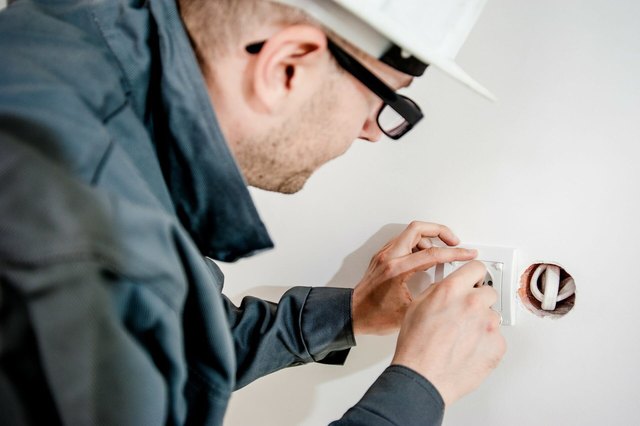 How to Safely Replace an Electrical Socket