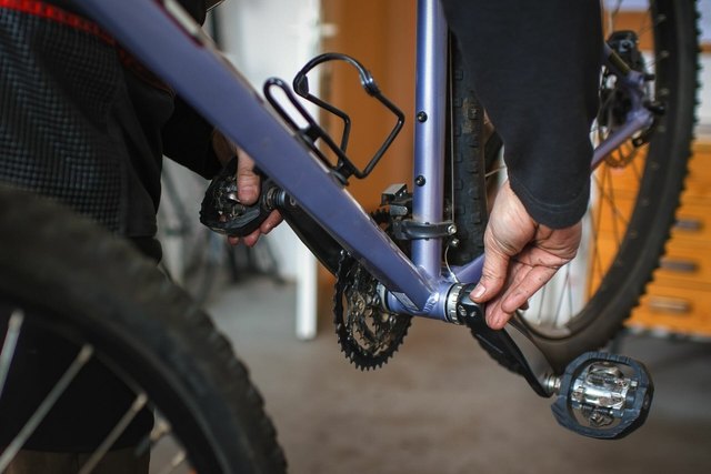How to Remove or Replace a Bicycle Crankset