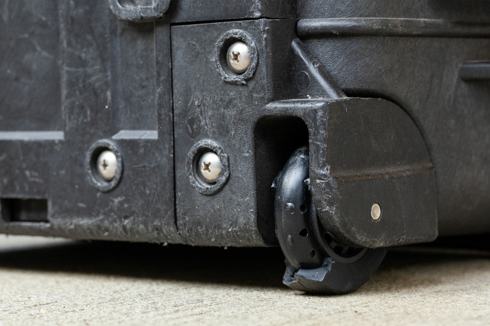 How to replace suitcase wheels yourself