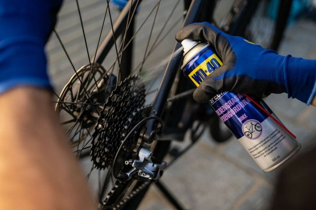 How to stop a squeaking bike chain